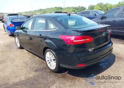 2018 Ford Focus Titanium z USA, uszkodzony, nr VIN 1FADP3J22JL220986